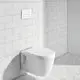 Weiße Wandtoilette von Ideal Standard mit angedocktem Betätigungsfeld vor hellen, gefliesten Wänden. Die Betätigungsplatte ist mechanisch und schlicht gestaltet.
